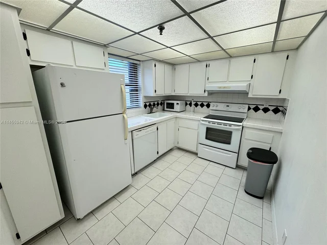 2625 Collins Ave # 320, Miami Beach FL 33140