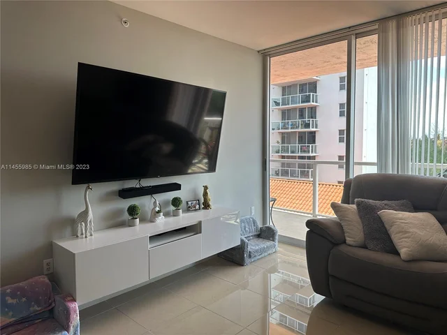 5085 NW 7th St # 816, Miami FL 33126