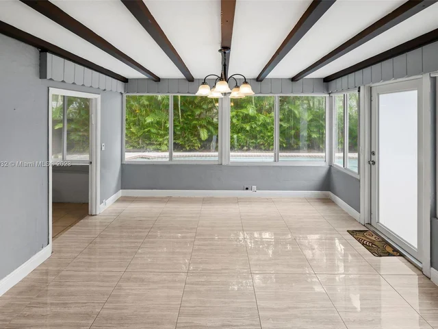 427 W 43rd St, Miami Beach FL 33140