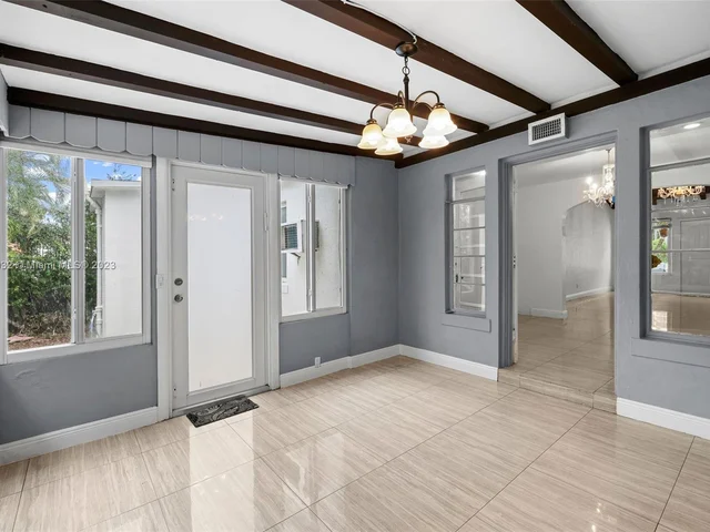 427 W 43rd St, Miami Beach FL 33140