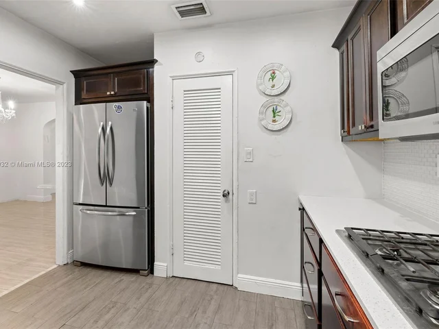 427 W 43rd St, Miami Beach FL 33140