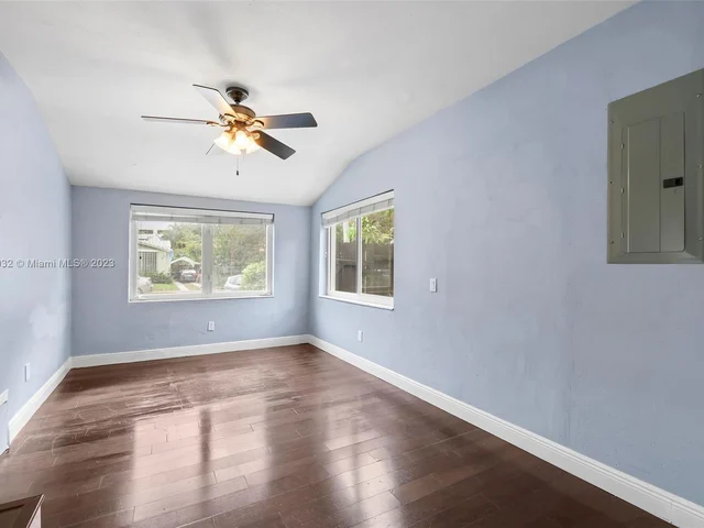 427 W 43rd St, Miami Beach FL 33140