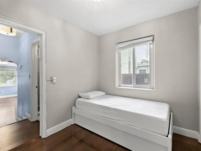 427 W 43rd St, Miami Beach FL 33140