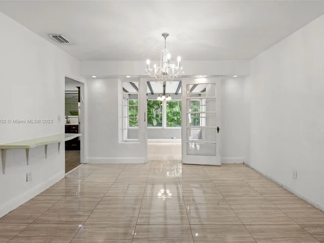 427 W 43rd St, Miami Beach FL 33140