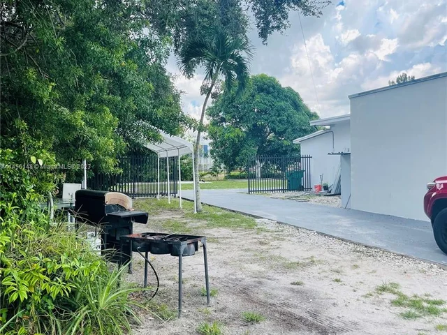 3127 NW 106th St, Miami FL 33147