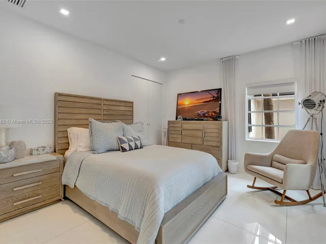 244 W San Marino Dr, Miami Beach FL 33139