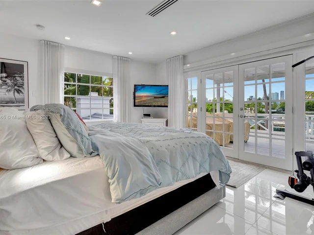 244 W San Marino Dr, Miami Beach FL 33139