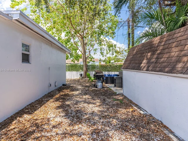 231 NW 44th St, Miami FL 33127