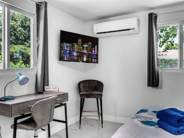 231 NW 44th St, Miami FL 33127