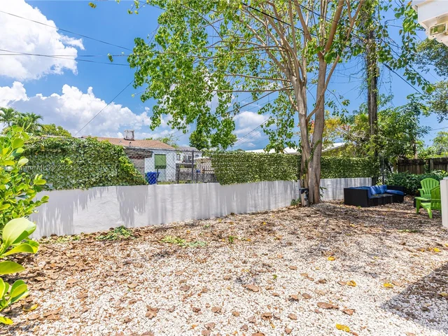231 NW 44th St, Miami FL 33127