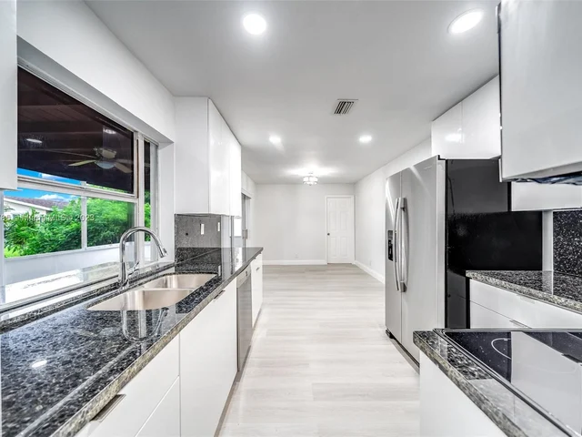 5801 NW 70th Ave, Tamarac FL 33321