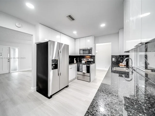 5801 NW 70th Ave, Tamarac FL 33321