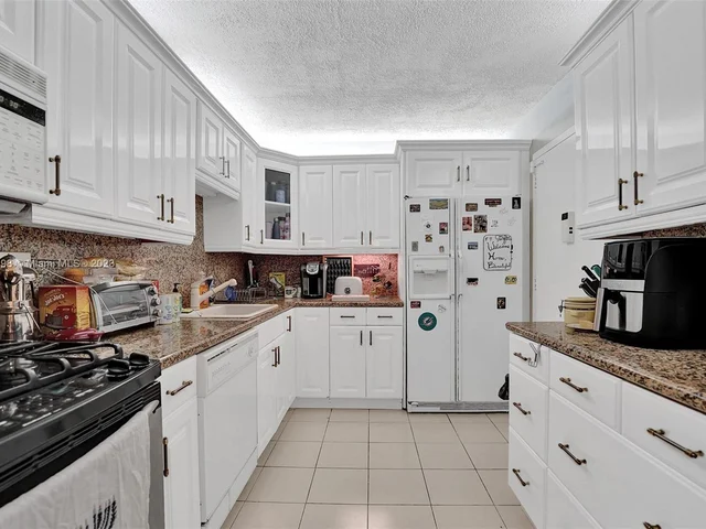 3140 S Ocean Dr # 1102, Hallandale Beach FL 33009