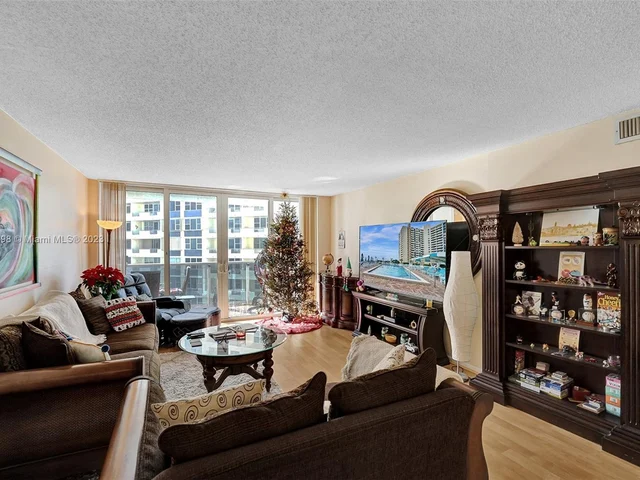 3140 S Ocean Dr # 1102, Hallandale Beach FL 33009