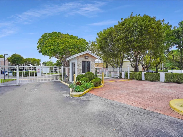 10521 Mahogany Key Cir # 207, Miami FL 33196