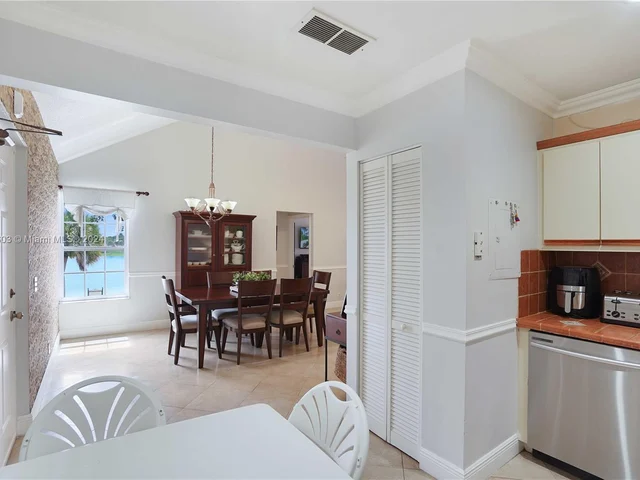 10521 Mahogany Key Cir # 207, Miami FL 33196