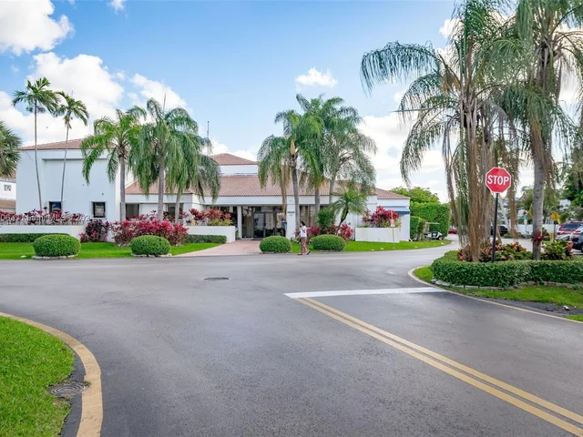 340 NE 211th St, Miami FL 33179