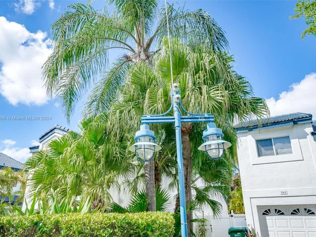 340 NE 211th St, Miami FL 33179