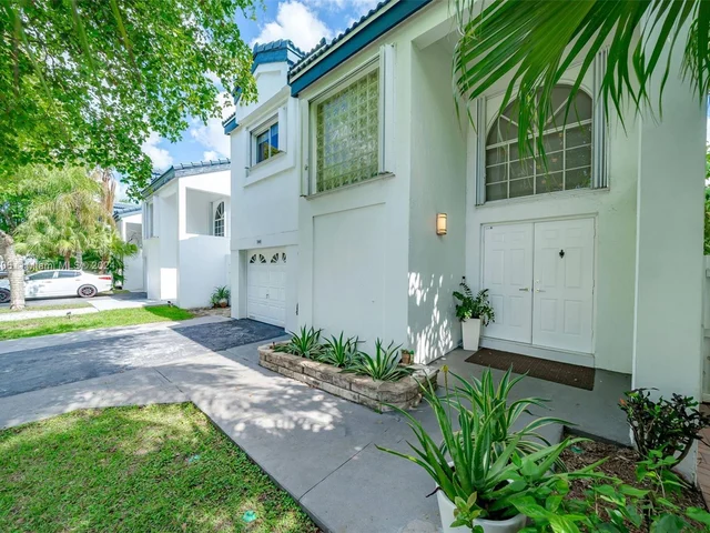 340 NE 211th St, Miami FL 33179
