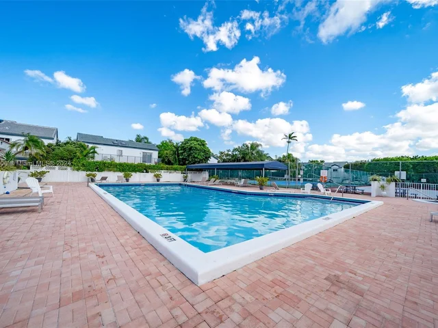 340 NE 211th St, Miami FL 33179