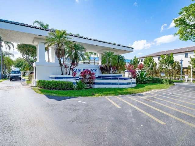 340 NE 211th St, Miami FL 33179