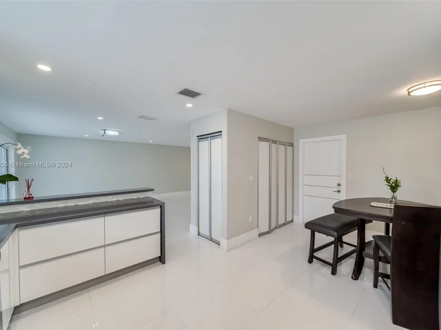 340 NE 211th St, Miami FL 33179