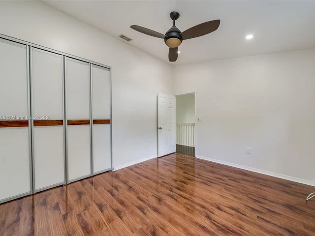 340 NE 211th St, Miami FL 33179