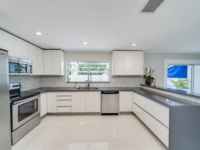 340 NE 211th St, Miami FL 33179