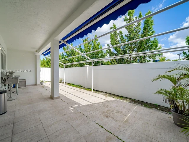 340 NE 211th St, Miami FL 33179