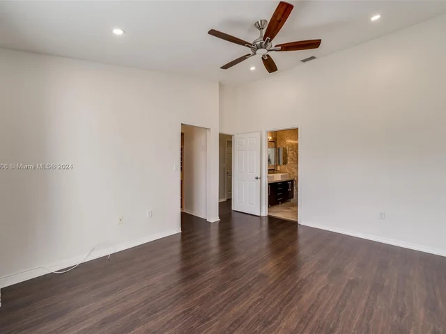 340 NE 211th St, Miami FL 33179