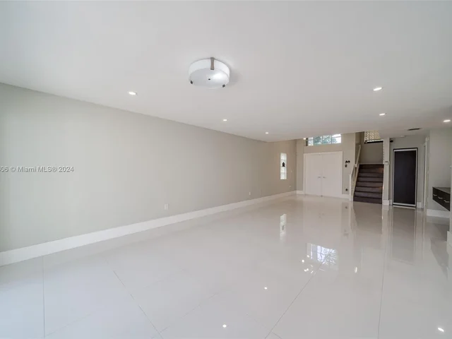 340 NE 211th St, Miami FL 33179