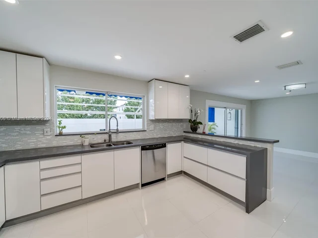 340 NE 211th St, Miami FL 33179