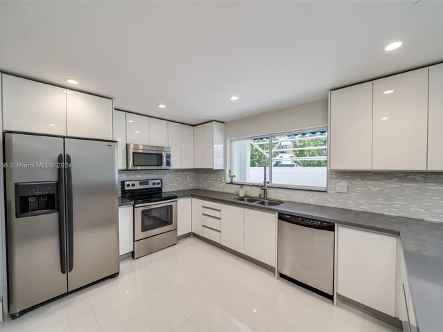 340 NE 211th St, Miami FL 33179