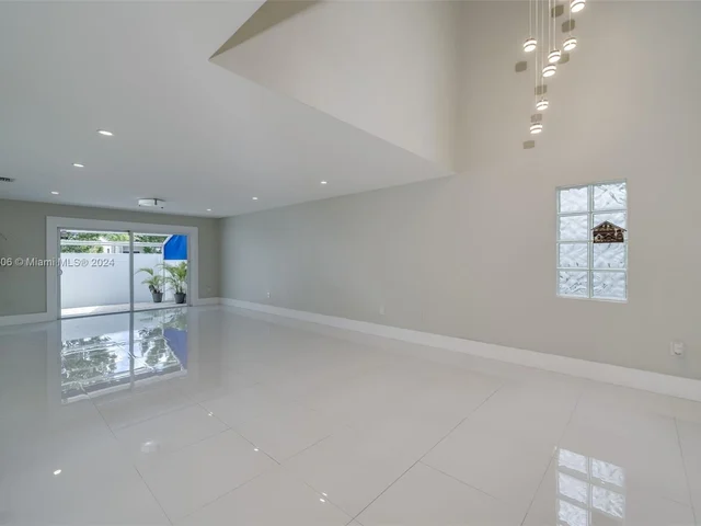 340 NE 211th St, Miami FL 33179