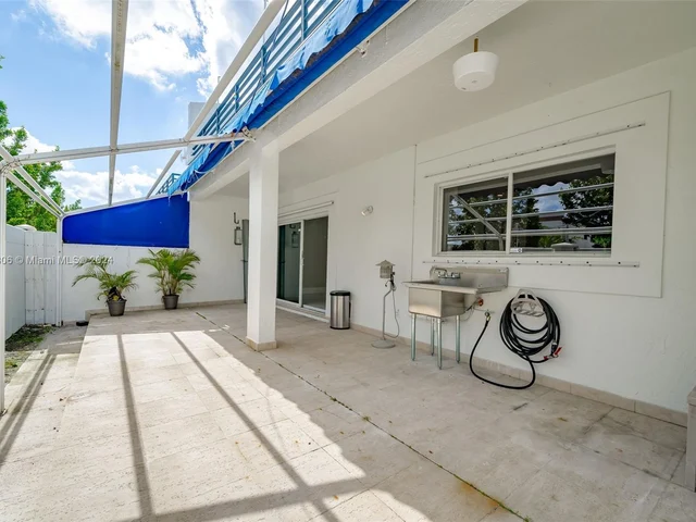 340 NE 211th St, Miami FL 33179