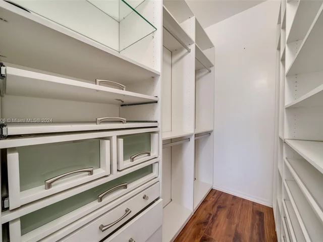 340 NE 211th St, Miami FL 33179