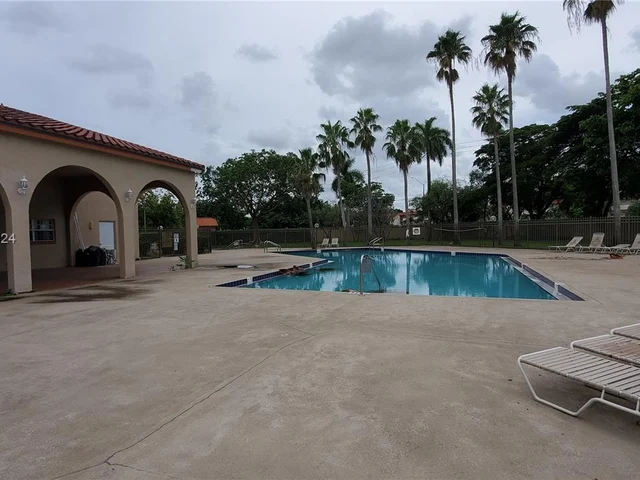 8606 SW 3rd St # 103, Pembroke Pines FL 33025