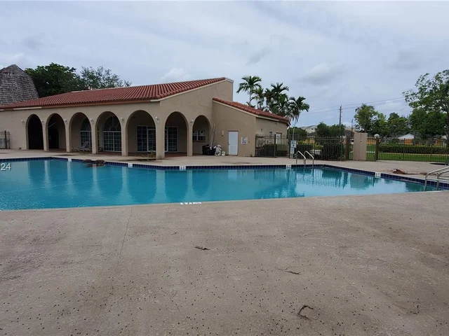 8606 SW 3rd St # 103, Pembroke Pines FL 33025