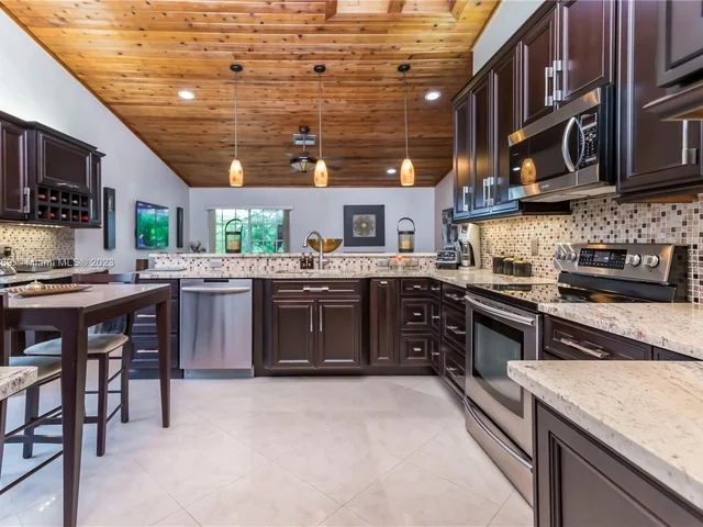 695 NW 107th Ln, Coral Springs FL 33071