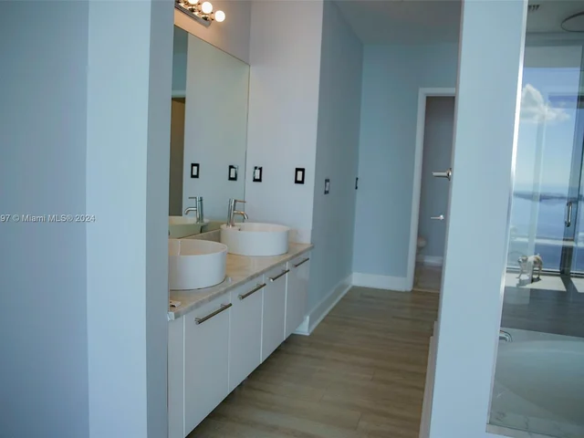 888 Biscayne Blvd # 5704, Miami FL 33132