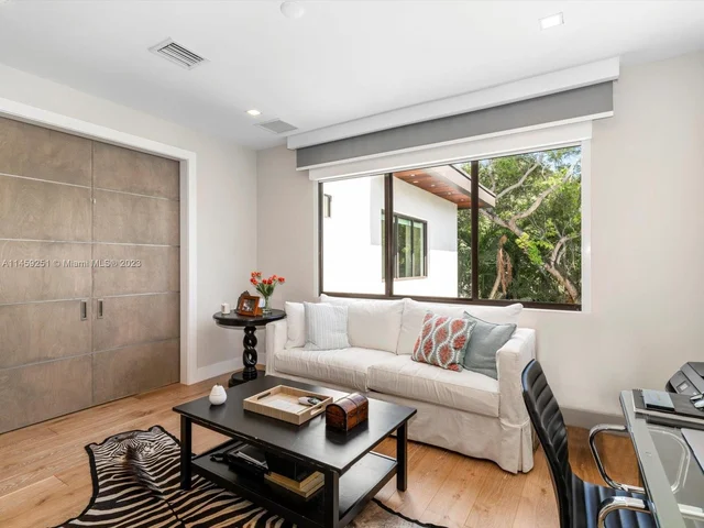 3180 Washington St, Miami FL 33133