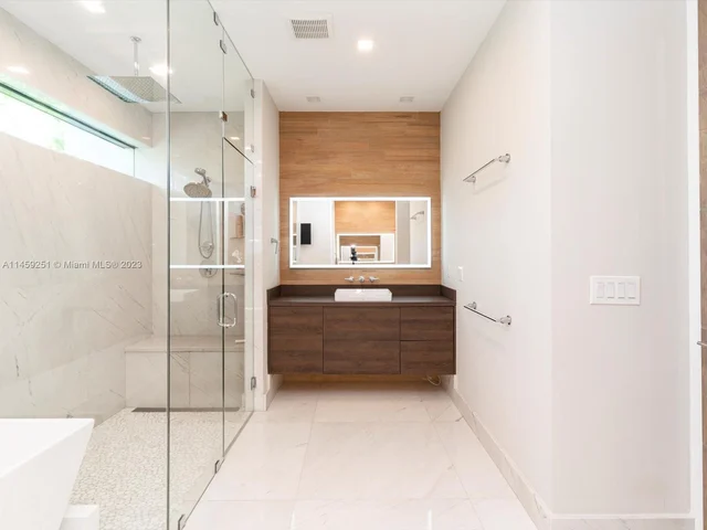 3180 Washington St, Miami FL 33133