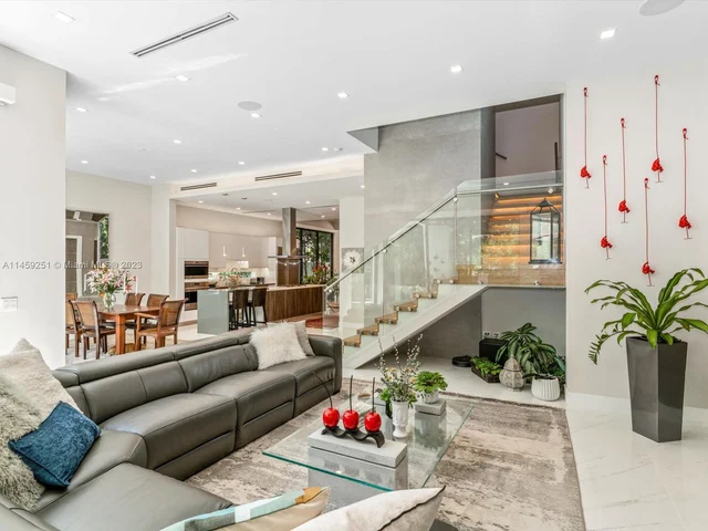 3180 Washington St, Miami FL 33133