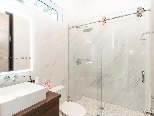 3180 Washington St, Miami FL 33133