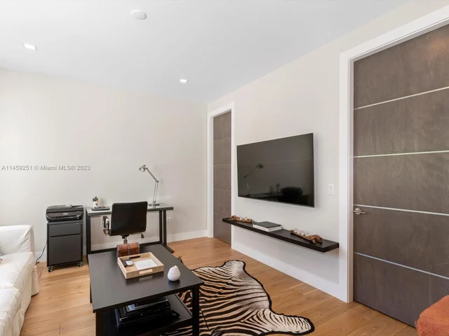 3180 Washington St, Miami FL 33133