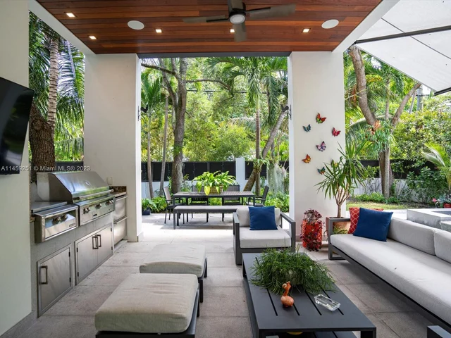 3180 Washington St, Miami FL 33133