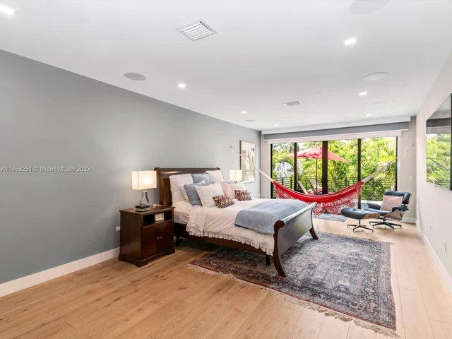 3180 Washington St, Miami FL 33133