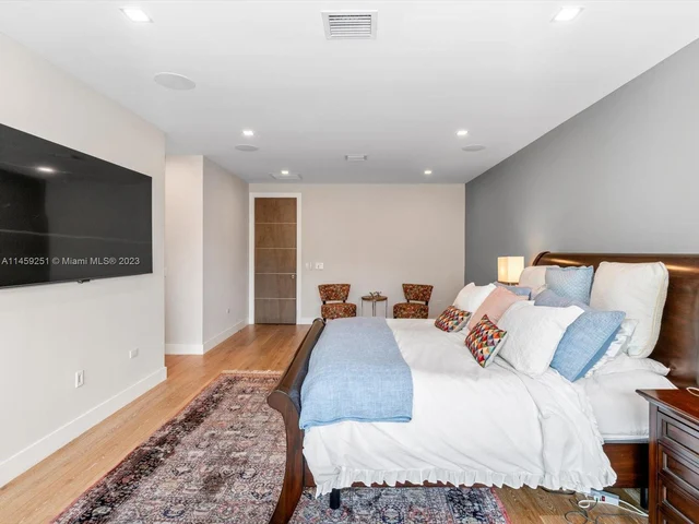 3180 Washington St, Miami FL 33133