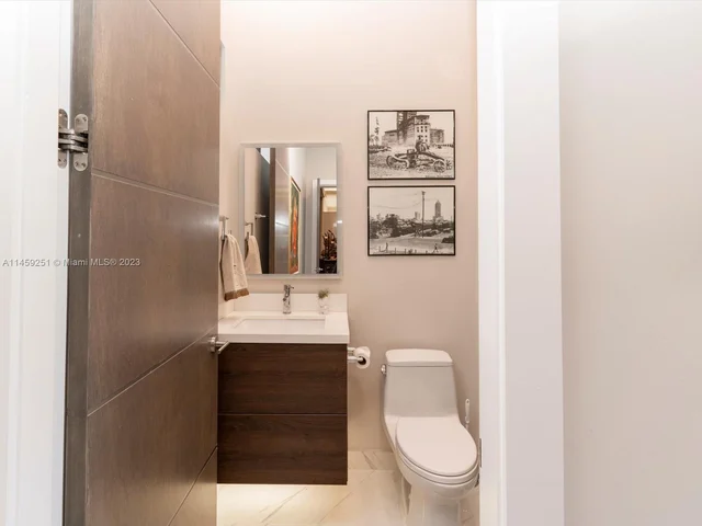 3180 Washington St, Miami FL 33133