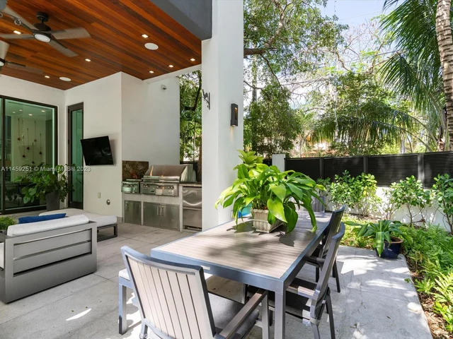 3180 Washington St, Miami FL 33133